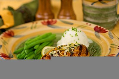 Grilled Low-fat chicken breast with mash and green beans