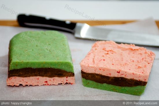 Remove foil and dough from pan, remove foil.