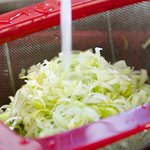 Rinse the leeks under cold water.