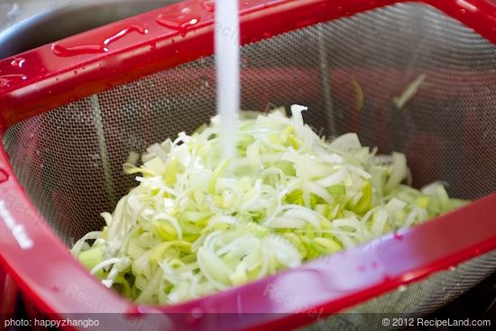 Rinse the leeks under cold water.