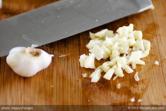 Mince or finely chop the garlic.