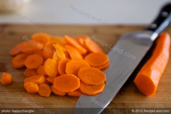 Next prepare the vegetables, start from slice the carrots.