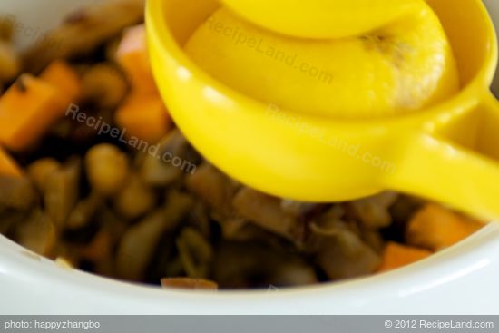 While the spinach is cooking, add lemon juice into pot.