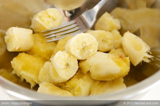 In another bowl, add the bananas.