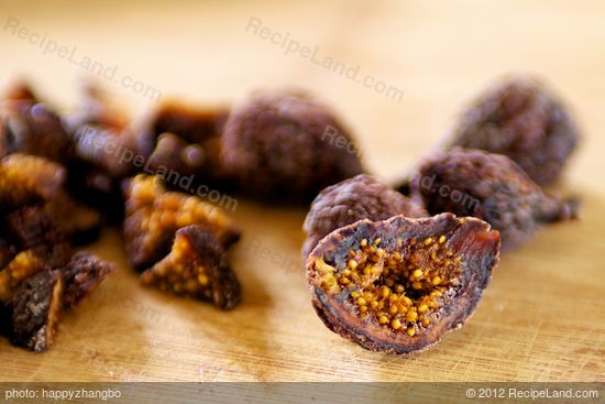 Chop up the dried figs.