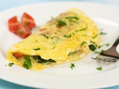 Breakfast Spinach and Tomato Cheese Omelet