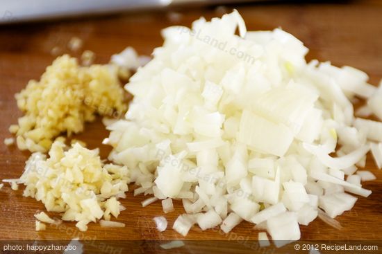 Chop up the garlic, ginger and onions.