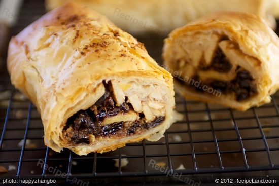 Apfelstrudel (Apple Strudel)