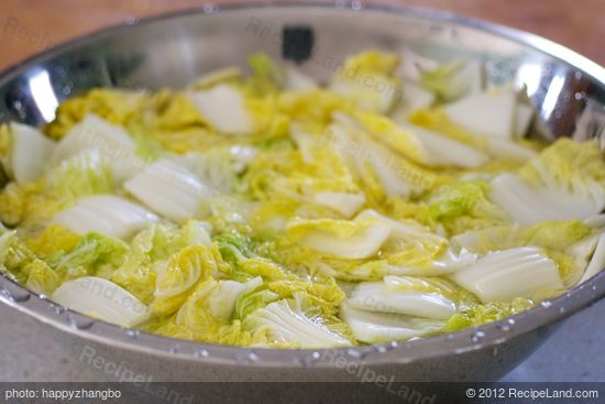 Add the cabbage slices into salt water.