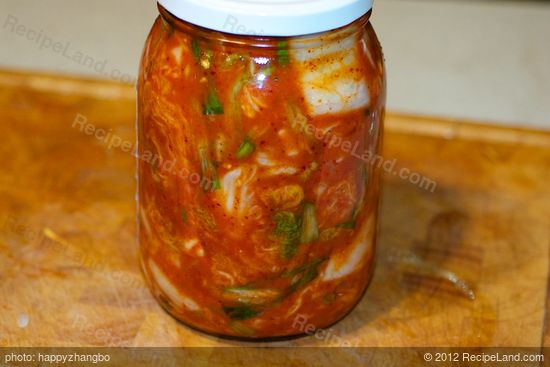 Transfer the kimchi into a jar, 