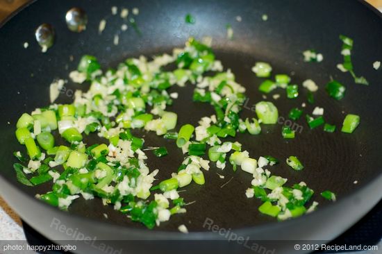 Add the remaining 1 tablespoon oil to wok or skillet, 