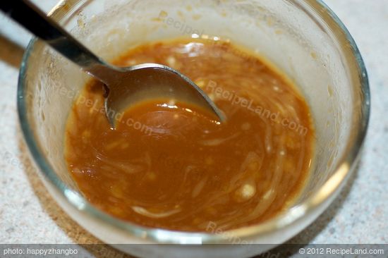 Whisk together all the sauce ingredients in a bowl until well blended. Set aside.