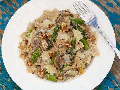 Cheesy Farfalle with Asparagus, Mushrooms and Toasted Walnuts