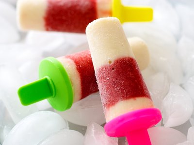 Strawberry and Oreo Popsicles 