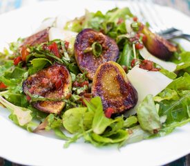 Grilled Figs Arugula Salad with Roasted Pepper Vinaigrette 