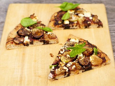 Fresh Fig, Olive Tapenade Pizza with Goat Cheese 