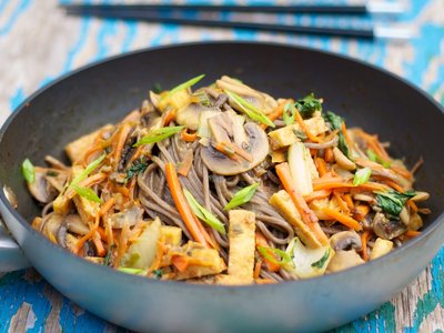 Chinese Stir-Fried Noodles with Veggies