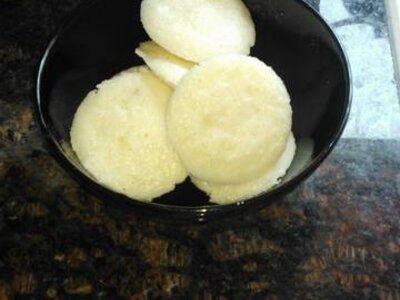 Plain sooji idli/rava idli/semolina idli