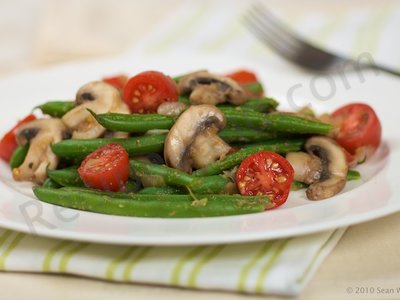 Green Beans with Mushrooms and Cherry Tomatoes