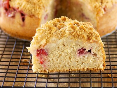 Fresh Apple and Strawberry Crumble Cake