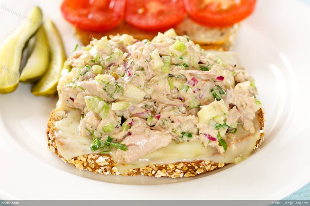 Delicious Tuna Melt Sandwiches with Swiss Cheese and Apple Recipe