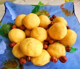 Light cookies made ??with ricotta cheese with melon and hazelnuts