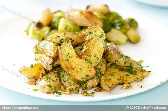 Crispy pan-roasted fingerling potatoes with parsley and garlic