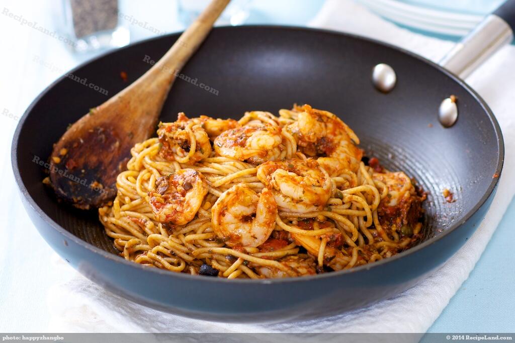 Delicious Spaghetti with Shrimp in Sicilian Sauce