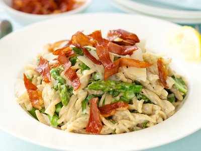 Creamy Asparagus Pasta with Crispy Prosciutto 