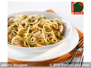 Spaghetti with Chicken and Spanish Green Olives 