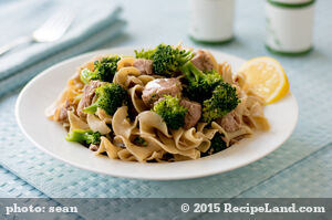 Pasta with Tuna, Broccoli, and Onion