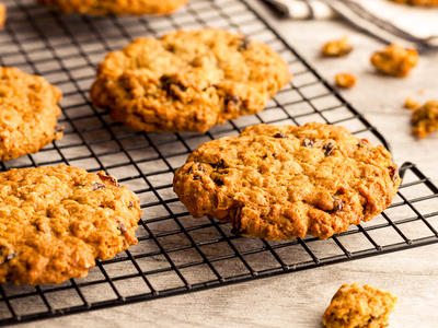 Amazing Chocolate Chip or Raisin Cookies (Low-Fat)