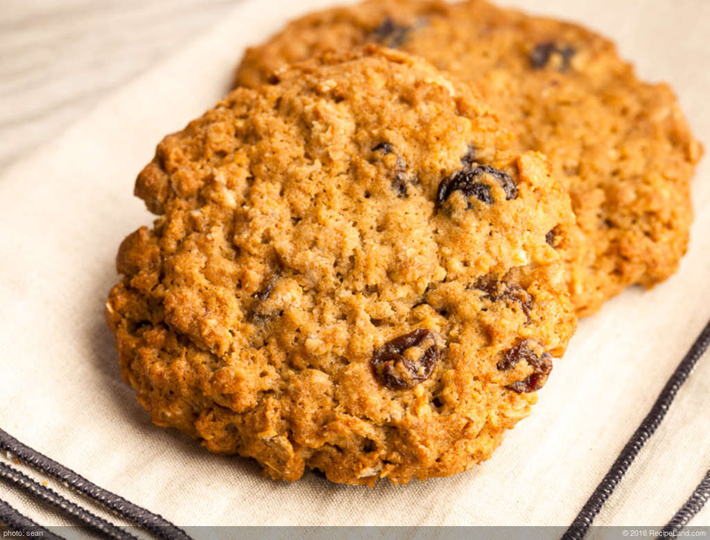 Aunt's Chocolate Chip Raisin Cookies recipe