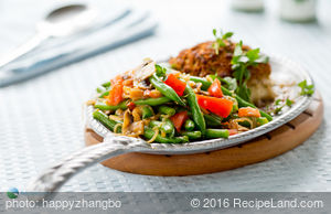 Green Beans with Shallots, Tomatoes and Mushrooms