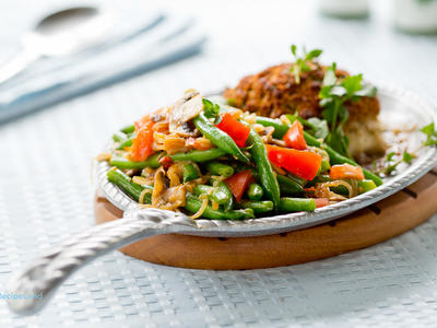 Green Beans with Shallots, Tomatoes and Mushrooms