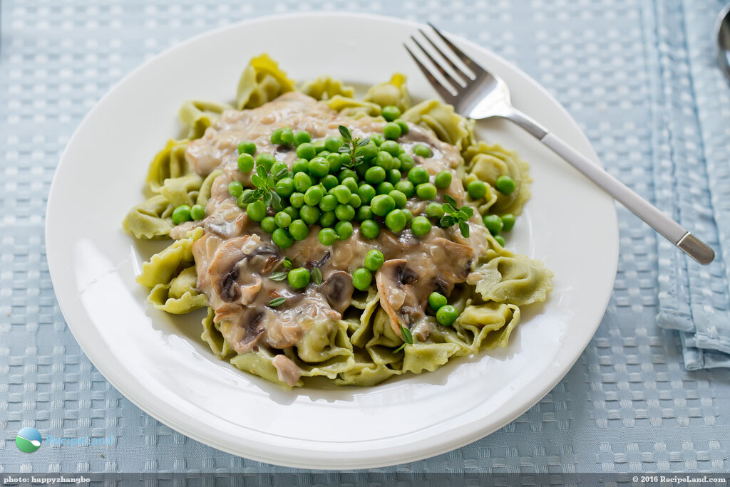 Spinach Tortellini with Creamy Mushroom Sauce
