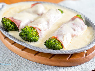 Baked Broccoli, Ham and Cheese Rollups