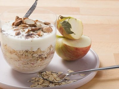 Muesli with Apples and Yogurt 