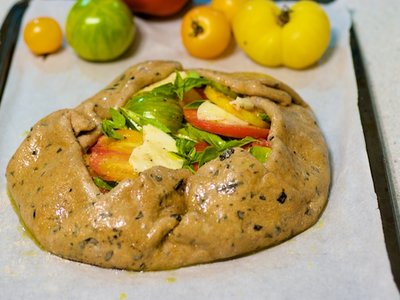 Cheesy Red and Yellow Tomato Pie