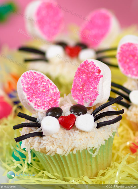 These Easter Bunny Face Cupcakes are so cute!