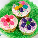 Easter is almost arriving, it is another good time you can spend with your kids making some lovely and cute Easter cupcakes, these flower cupcakes are very simple and easy, and they look beautiful.