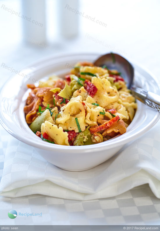 Easy Tortellini pasta salad with sundried tomatoes and artichokes.