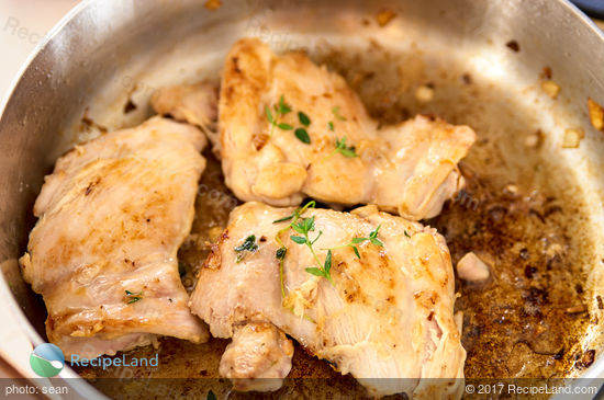 Browning chicken thighs and developing fond