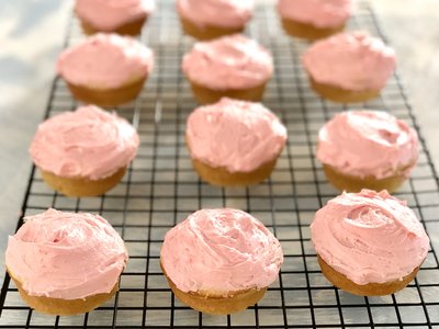 Easy Cupcakes with Buttercream Frosting 