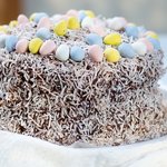 Final touch: Decorate with the Easter chocolate eggs