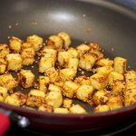 After about 16 minutes, the tofu cubes are cooked.