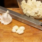 Peel a few fresh garlic cloves.