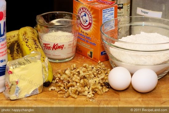 Ok, let's start to make this amazingly delicious banana bread.