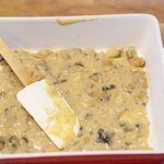 Spread the mushroom sauce evenly at the bottom of the baking dish...