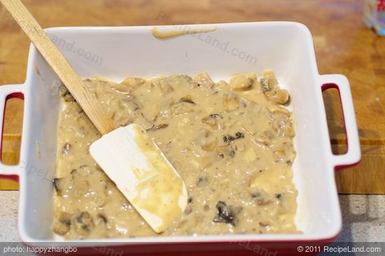 Spread the mushroom sauce evenly at the bottom of the baking dish...